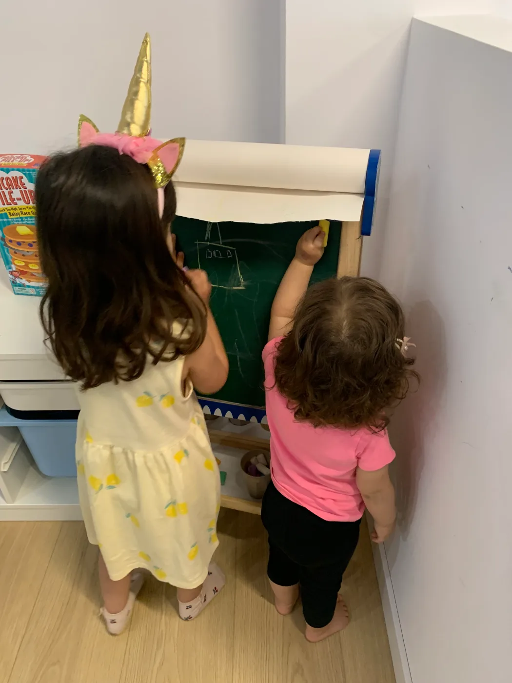 Dos niñas dibujando en una pizarra