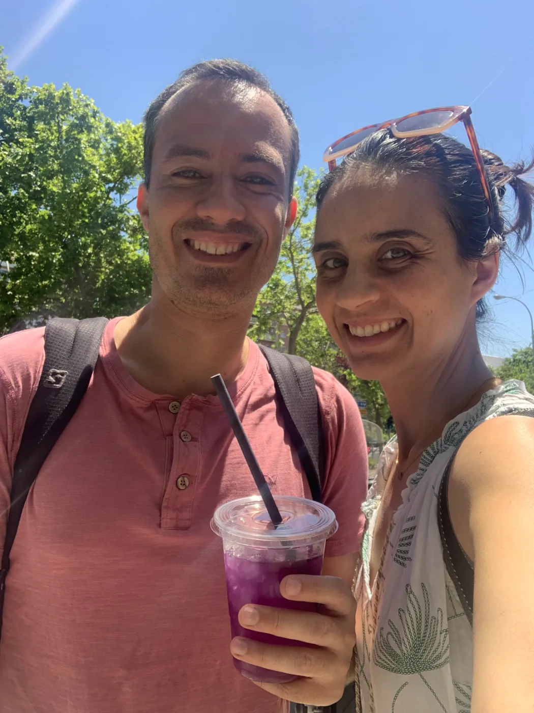 Mau y Marimar, fundadores de Explora, con una bebida morada al sol