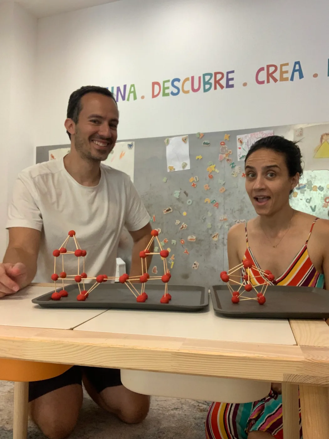 Mau y Marimar con estructuras de palillos y plastilina