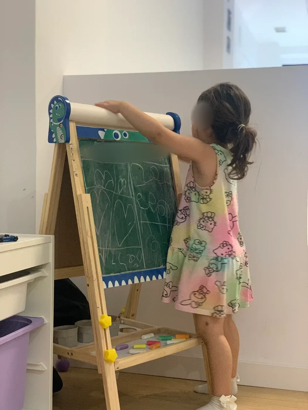 Una niña dibujando en la pizarra
