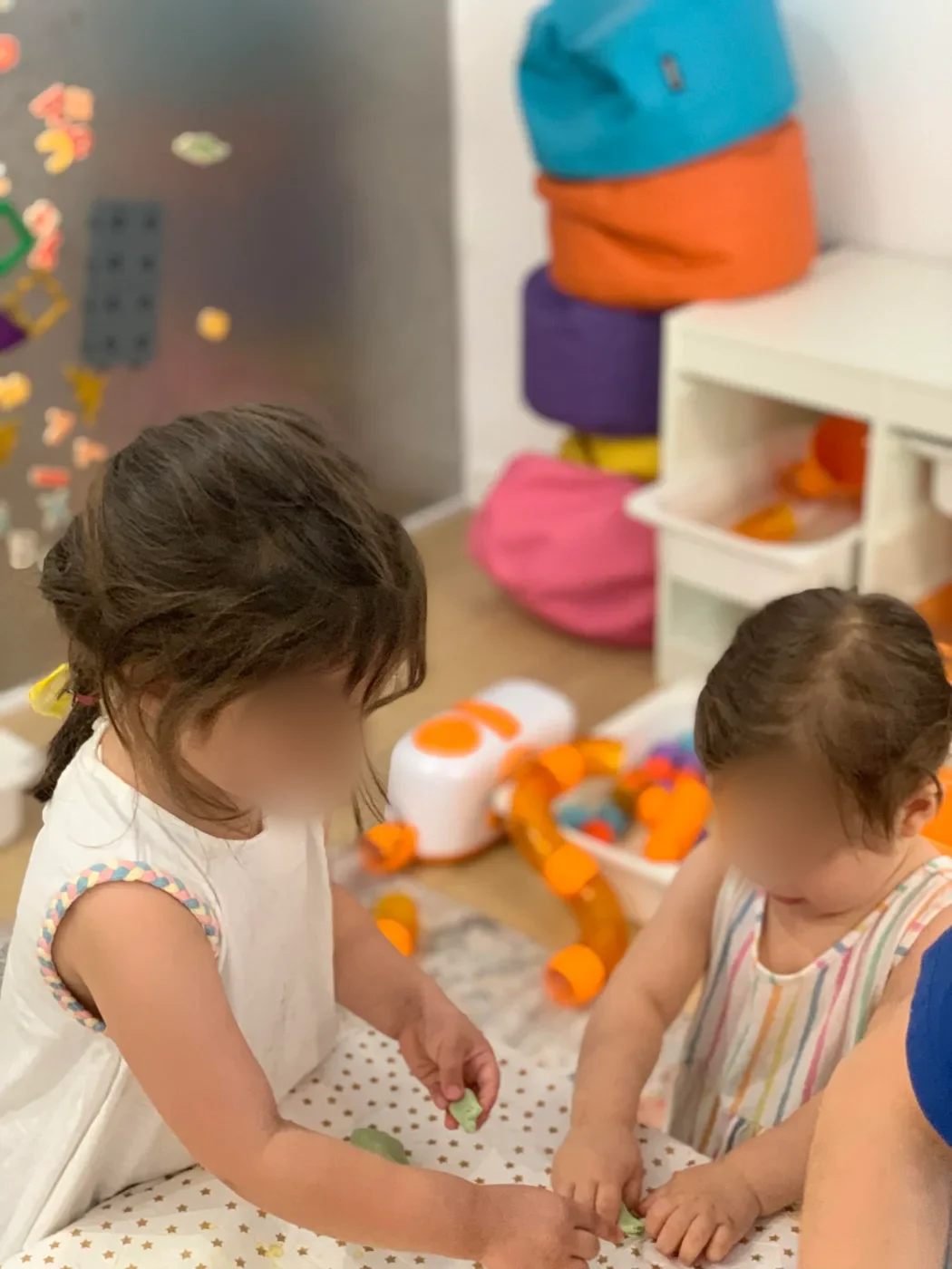 Dos niñas jugando con plastilina