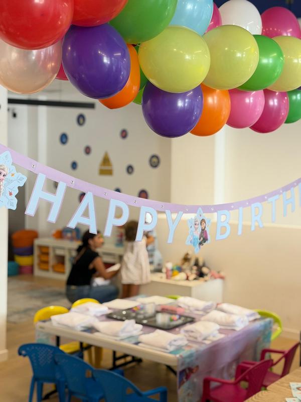 Globos y cartel de Happy Birthday