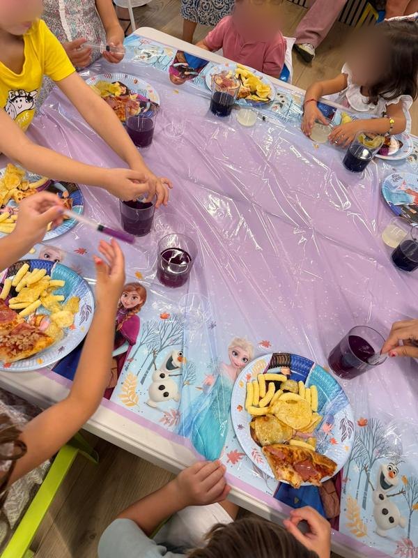 Mesa de merienda del cumpleaños