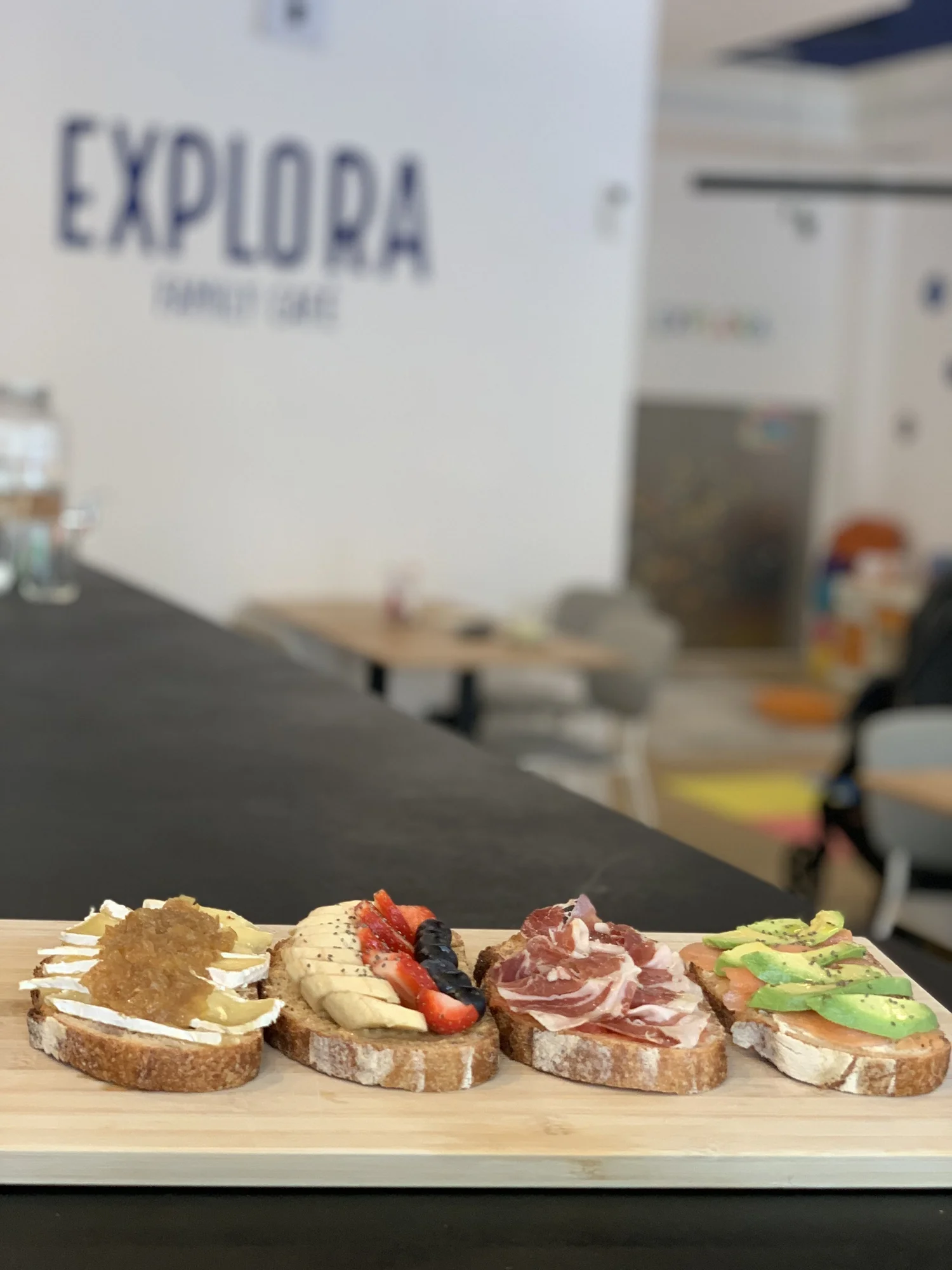 Tostas sobre una tabla de madera en la barra de Explora